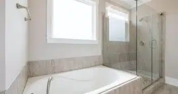 Film opaque pour fenêtre de salle de bain : Guide complet