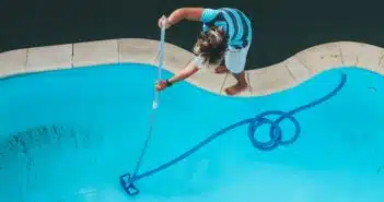 Comment entretenir votre piscine avec du bicarbonate de soude pour dire adieu aux produits chimiques coûteux