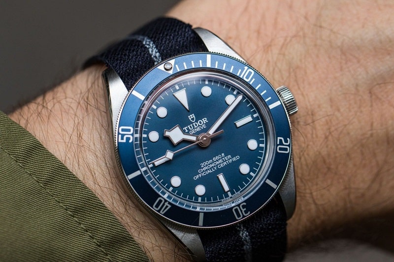 Quelles sont les caractéristiques d’une montre pour hommes