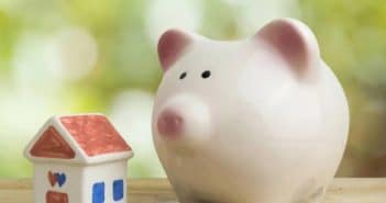Service de règlement différé et vente à découvert Tirelire cochon et mini maison