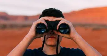Un homme regarde dans des jumelles