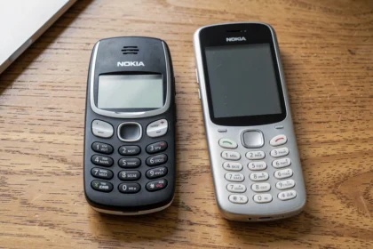 Deux Nokia 3310, l'ancien modèle et la réédition, posés sur un bureau en bois