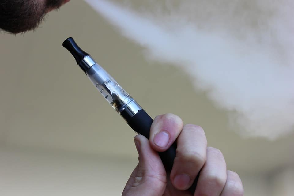 E-cigarette posée sur une table en bois