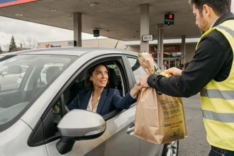 Femme active récupérant ses courses au drive Leclerc après le travail depuis sa voiture