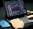 une personne faisant du trading en ligne