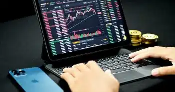 une personne faisant du trading en ligne