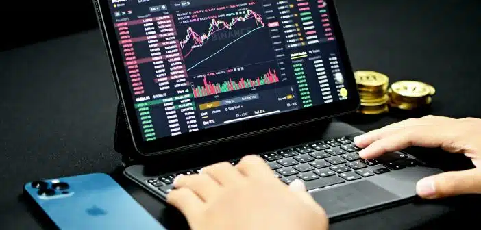 une personne faisant du trading en ligne