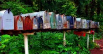 Comment coller une plaque sur boite aux lettres ?