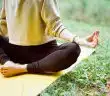 une femme pratiquant le yoga dans son jardin