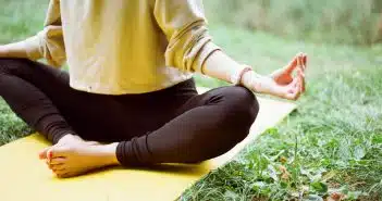une femme pratiquant le yoga dans son jardin