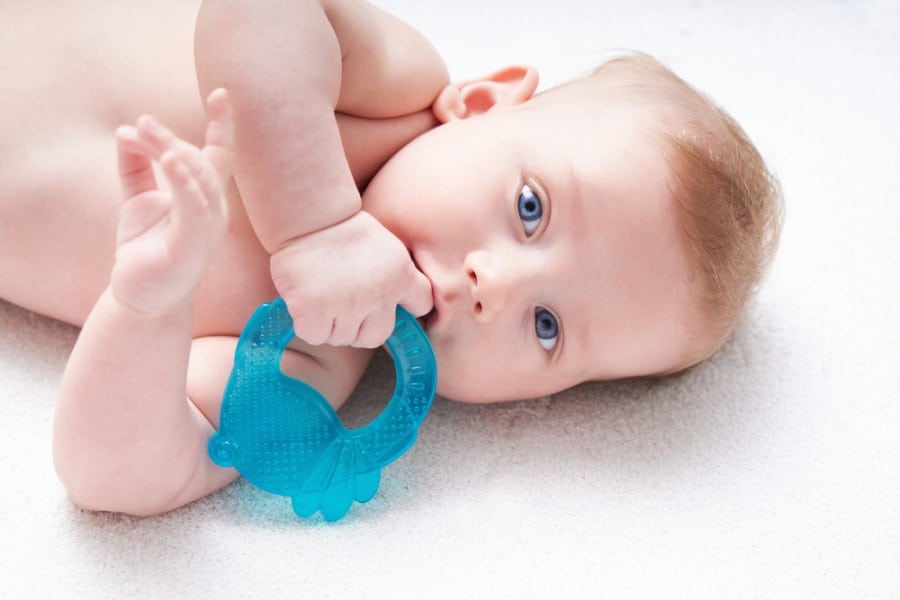 Un bébé avec un anneau de dentition