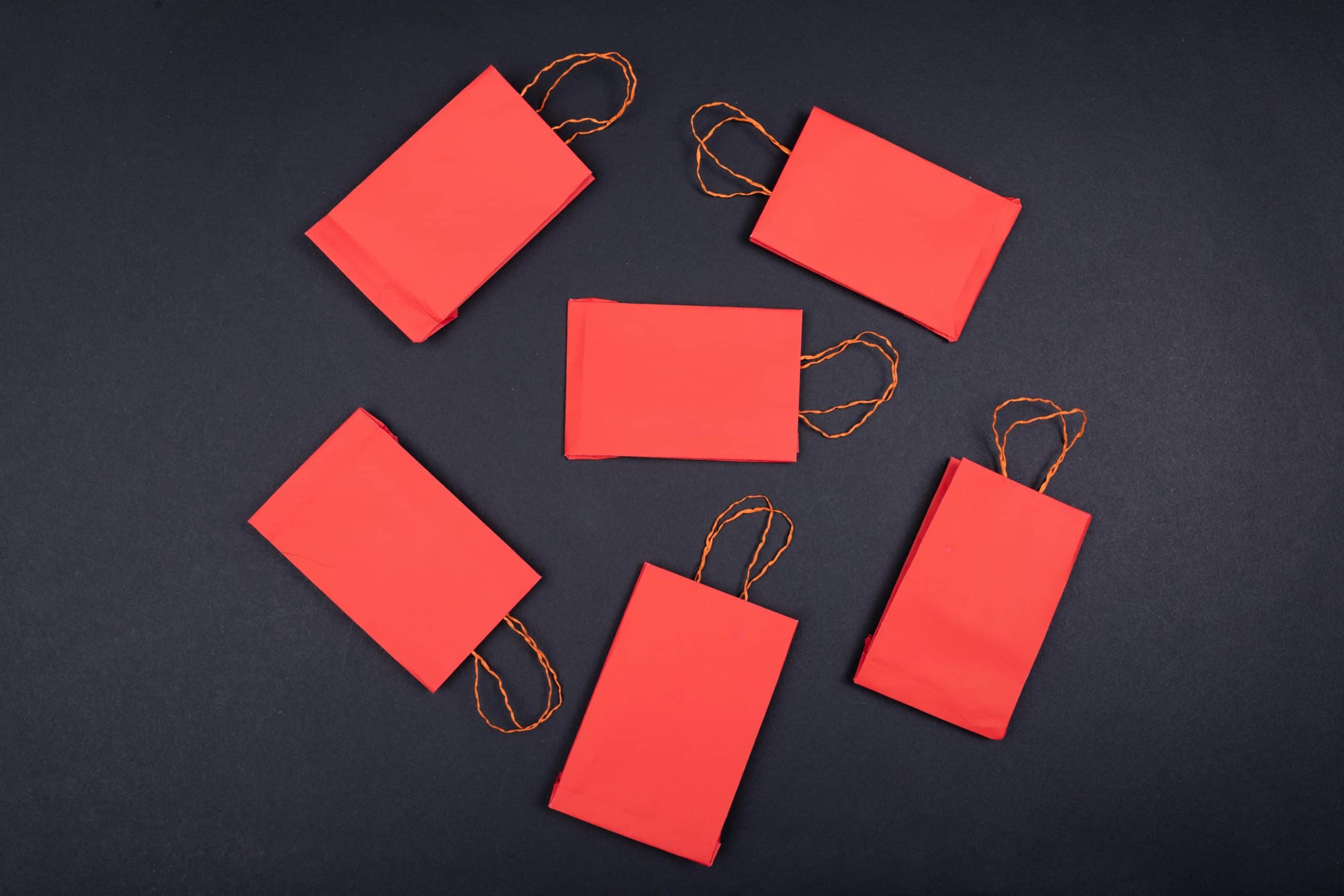 Des sacs papiers rouges